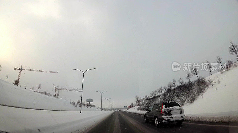 Dash Cam高速公路冬天下雪的条件下驾驶POV，波兰欧洲